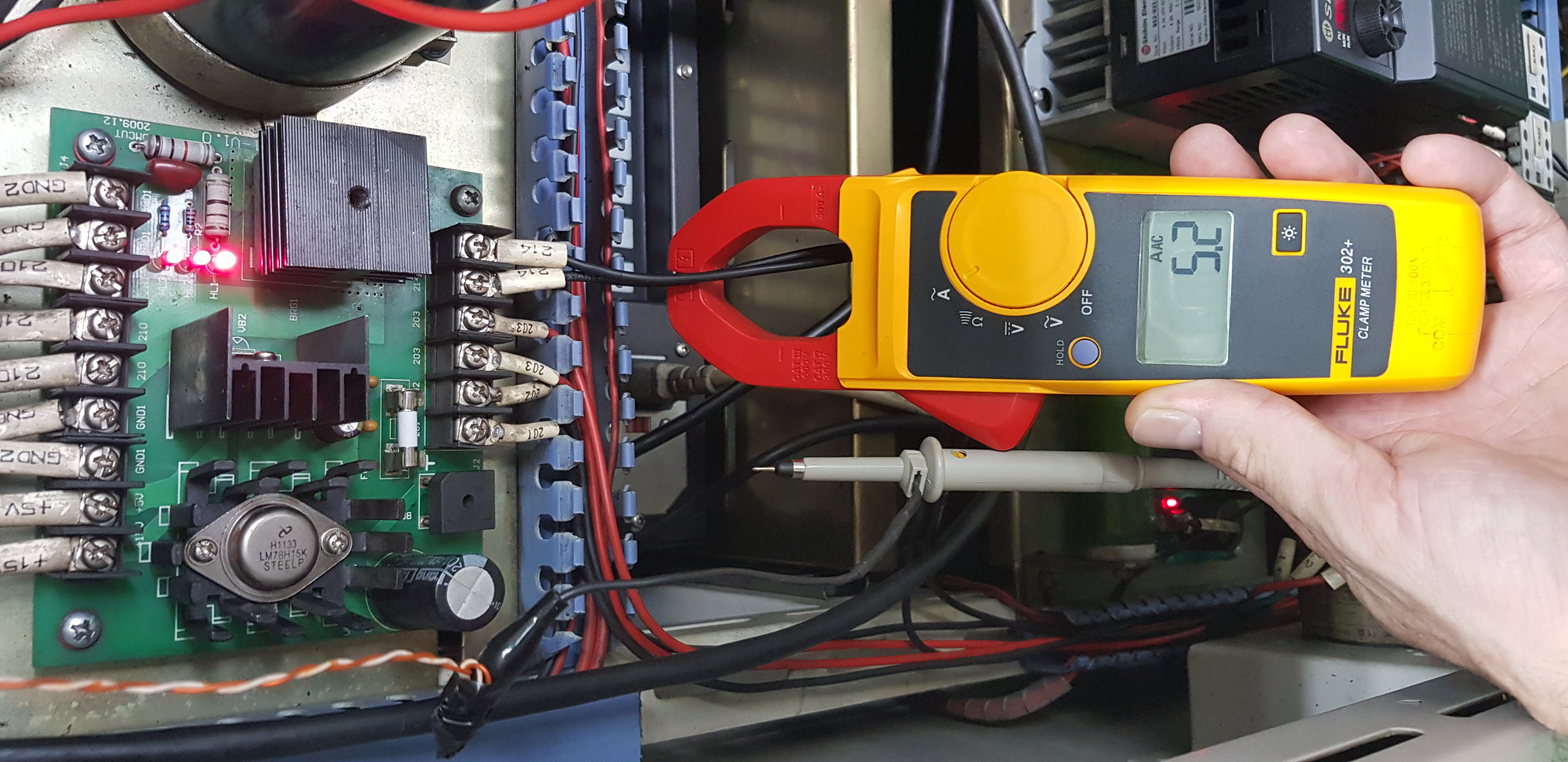 Técnico realizando diagnóstico profundo na placa
